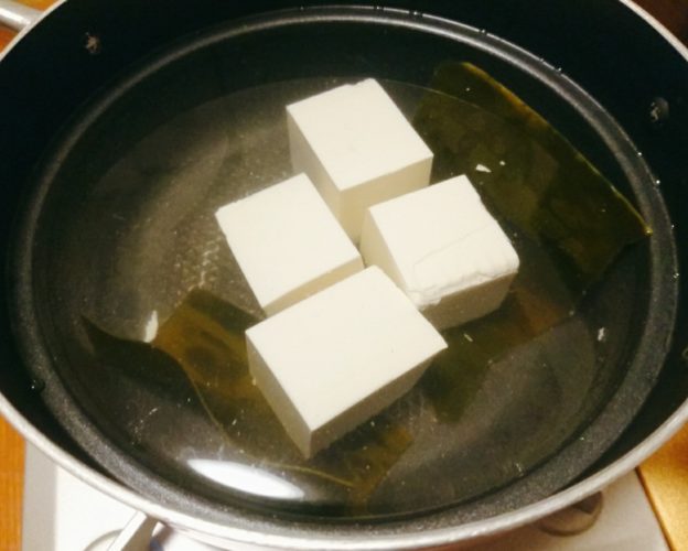 湯豆腐とタラちり鍋は奥が深いところがまた、うまい。